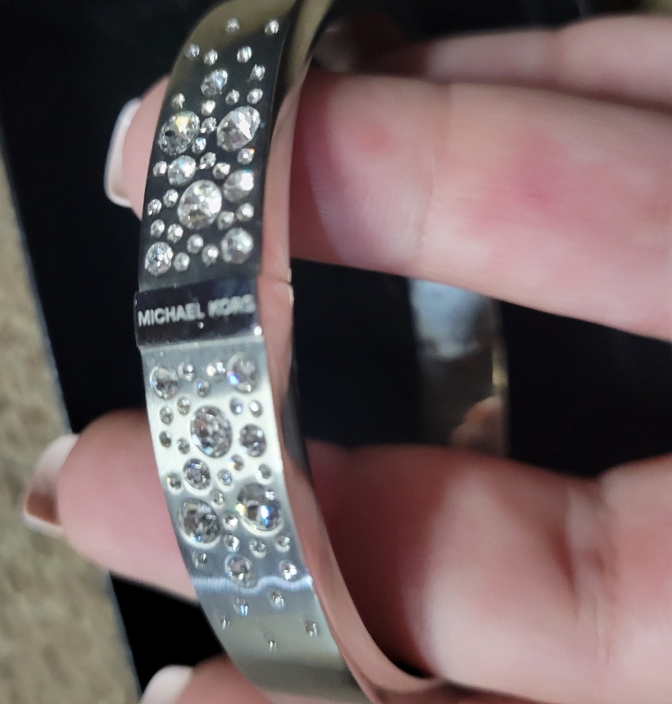 MICHAEL KORS CRYSTAL STONES HINGED BANGLE BRACELET IN GIFT BOX. 🎁 - Picture 9 of 9
